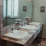 אכסניה Bed Station & Bar