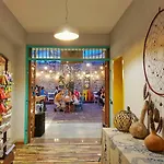 אכסניה Bed Station & Bar *