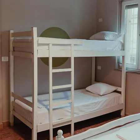 Hostel Bed Station & Bar *