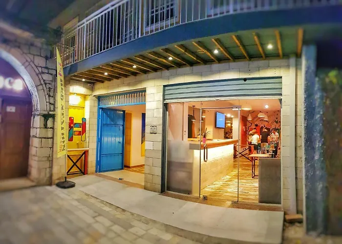 Hostel Bed Station & Bar