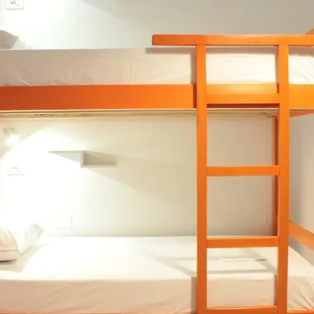 Hostel Bed Station & Bar *