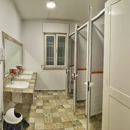 Bed Station & Bar Hostel Shkoder