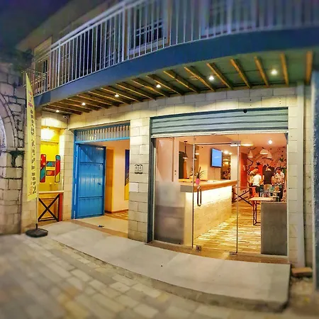 بيت شباب Bed Station & Bar