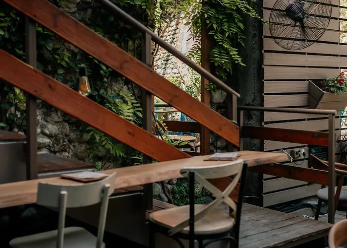 Hostel Bed Station & Bar