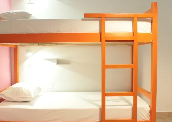 Hostel Bed Station & Bar *